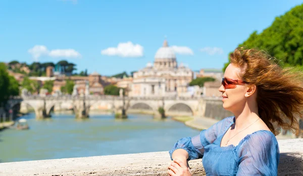 Jeune touriste féminine sur le fond de la cathédrale Saint-Pierre — Photo