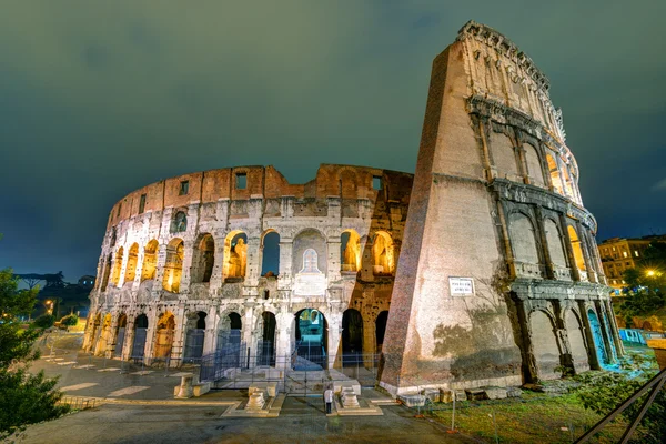 Colosseo (Colosseo) di notte a Roma — Foto Stock