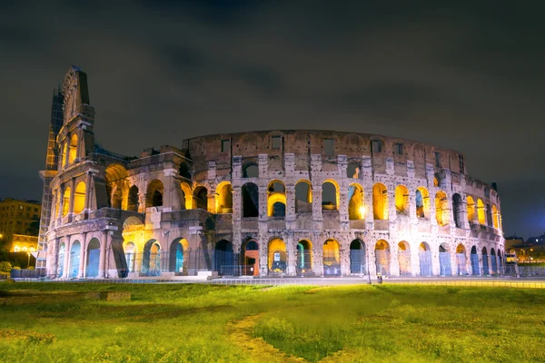 Kolosseum (Kolosseum) bei Nacht in Rom — Stockfoto