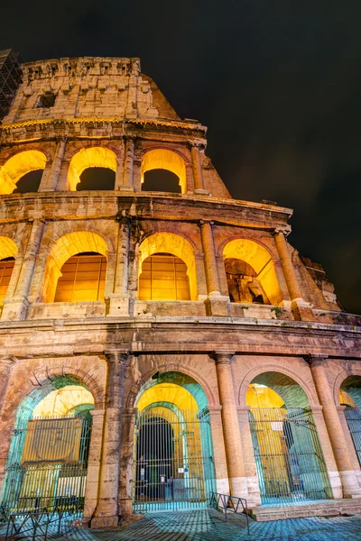 Colosseo (Colosseo) di notte a Roma — Foto Stock