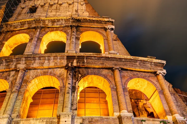 Colosseum (coliseum)-gece Roma'da — Stok fotoğraf