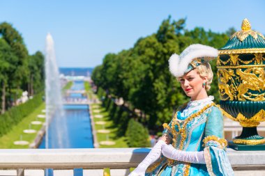 turistler petrodvorets oyuncu antik kostüm ağırlamaktadır 