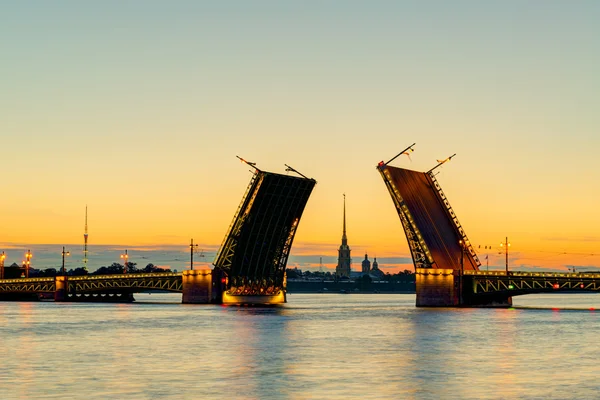 Palace bridge i st petersburg, Ryssland — Stockfoto