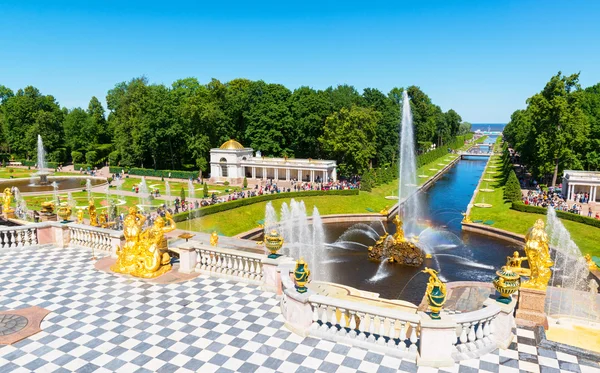 Grande cascata em Peterhof. São Petersburgo — Fotografia de Stock