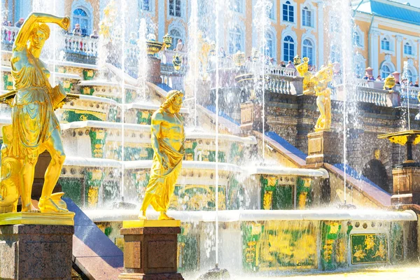 Große kaskade im palais peterhof, heiliger petersburg — Stockfoto