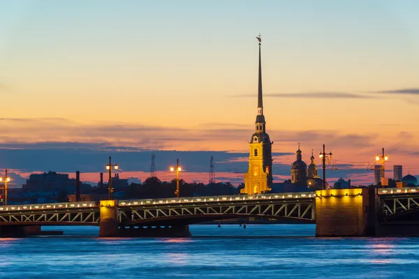 Puente del Palacio y Catedral de Pedro y Pablo en San Petersburgo, Ru — Foto de Stock