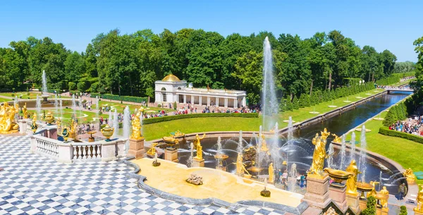 Große kaskade und wasserkanal im palast peterhof, heiliger petersb — Stockfoto