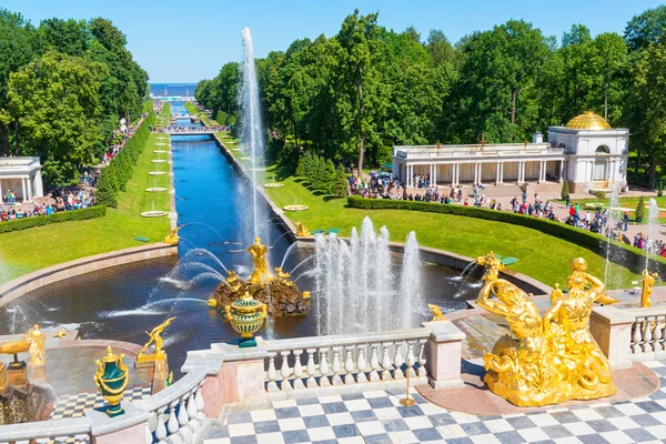 Grand Cascade and Sea Channel in Peterhof Palace, Saint Petersb — Stock Photo, Image