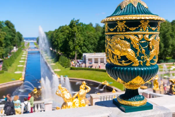 Grand Cascade and Sea Channel in Peterhof Palace, Saint Petersburg — Stock Photo, Image