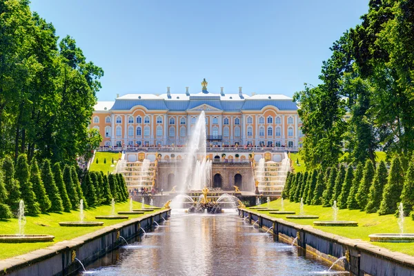 Palatul Peterhof și Canalul Mării din Sankt Petersburg — Fotografie, imagine de stoc