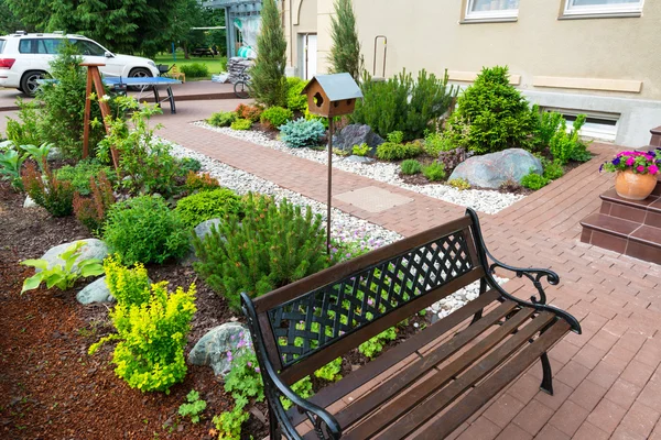 Un bellissimo giardino di casa — Foto Stock