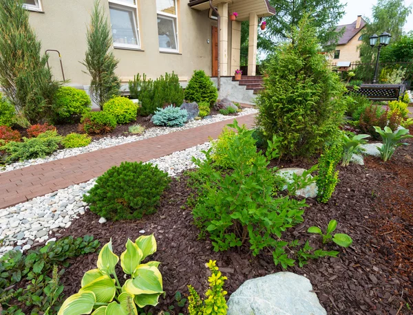 Un bellissimo giardino di casa — Foto Stock