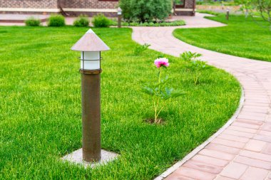 güzel bir bahçe içinde fener