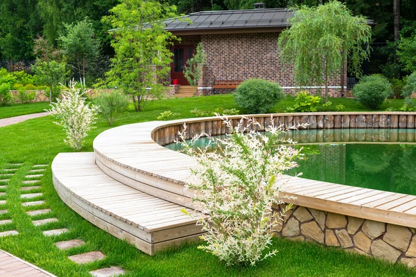 Paisagismo em casa jardim — Fotografia de Stock