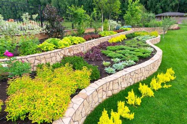 Paisagismo natural em casa jardim — Fotografia de Stock