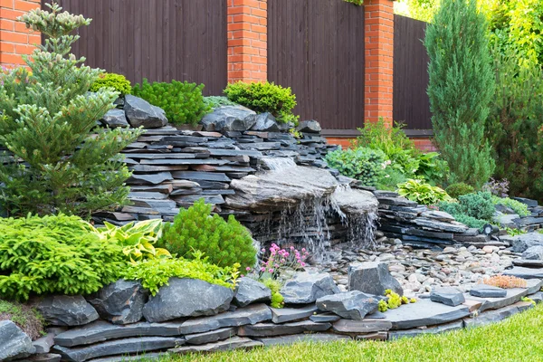 Natural landscaping in home garden — Stock Photo, Image