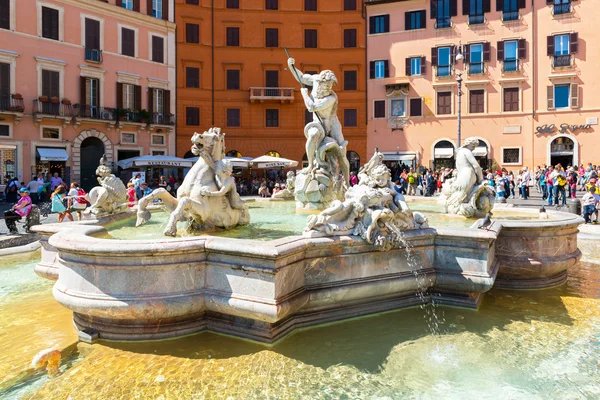 イタリア、ローマのナヴォーナ広場でネプチューンの噴水 — ストック写真