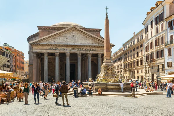 Toeristen bezoeken het pantheon in rome, Italië — Stockfoto