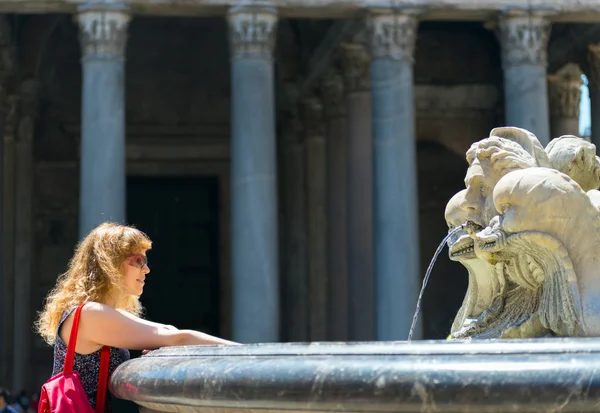 Joven turista en la fuente frente al Panteón en —  Fotos de Stock