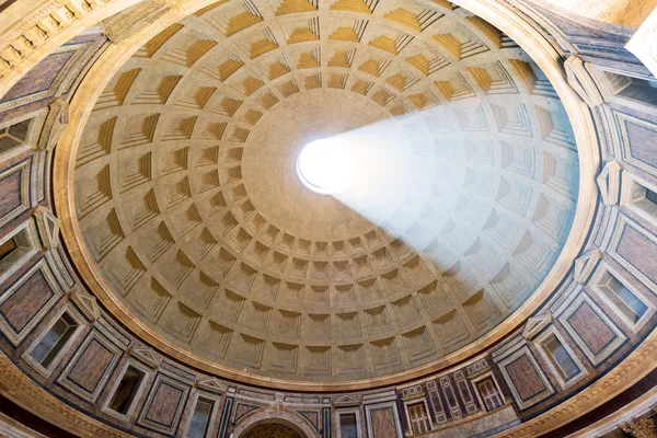 Der berühmte Lichtstrahl im römischen Pantheon — Stockfoto