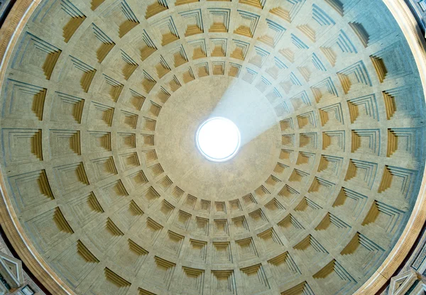 在罗马万神殿里著名的光线 — 图库照片