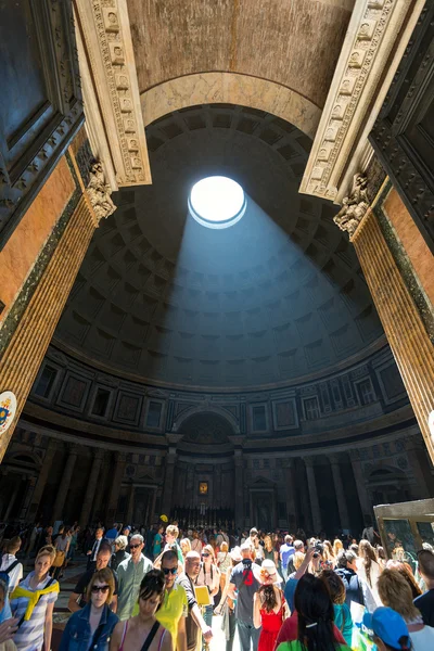 Den berömda ljusa strålen i Roms pantheon — Stockfoto