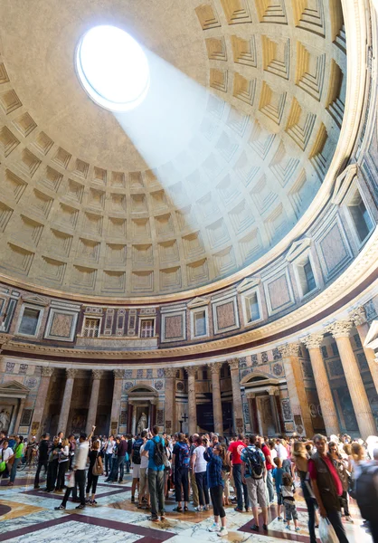 Touristen besuchen das pantheon in rom, italien — Stockfoto