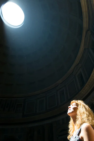 Giovane turista femminile all'interno del Pantheon di Roma — Foto Stock
