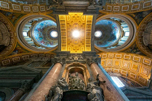 Wnętrze Bazyliki Świętego Piotra w Rzymie — Zdjęcie stockowe