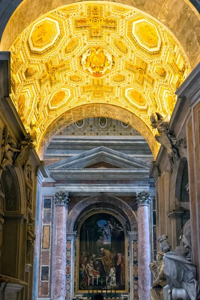 Innenraum der Petersbasilika in Rom — Stockfoto
