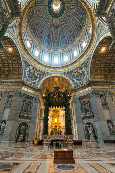 Wnętrze Bazyliki Świętego Piotra w Rzymie — Zdjęcie stockowe