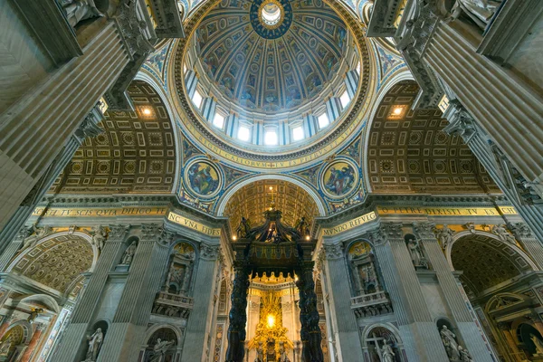 Roma'daki Aziz peter Bazilikası iç — Stok fotoğraf