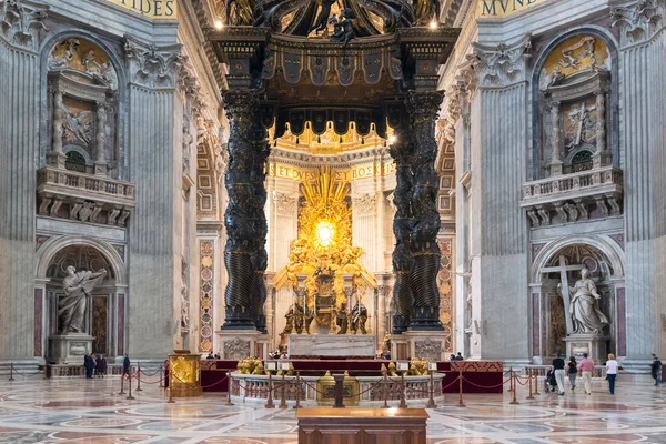 Binnenkant van st. peter's Basiliek in rome — Stockfoto
