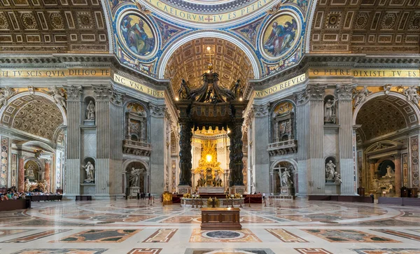 Binnenkant van st. peter's Basiliek in rome — Stockfoto