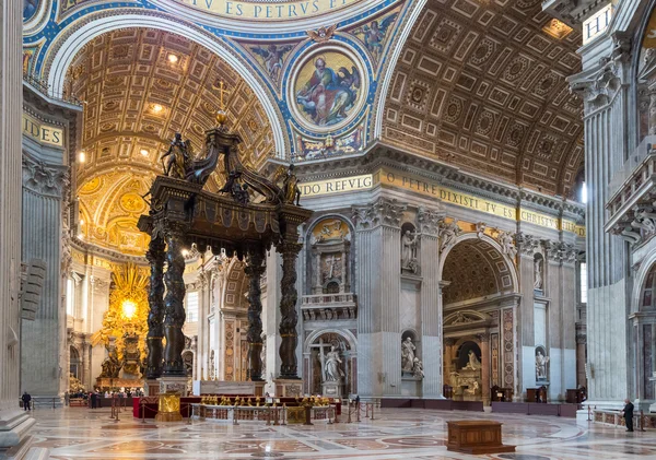 Innenraum der Petersbasilika in Rom — Stockfoto