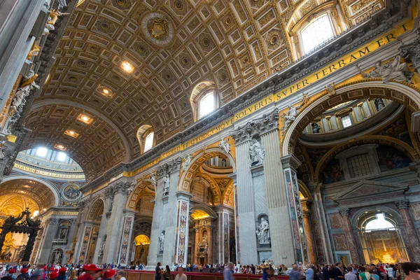 Interiér baziliky svatého Petra v Římě — Stock fotografie