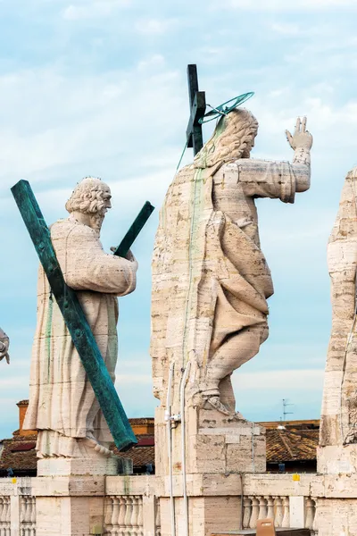 Estatuas en el techo de la Catedral de San Pedro en Roma —  Fotos de Stock