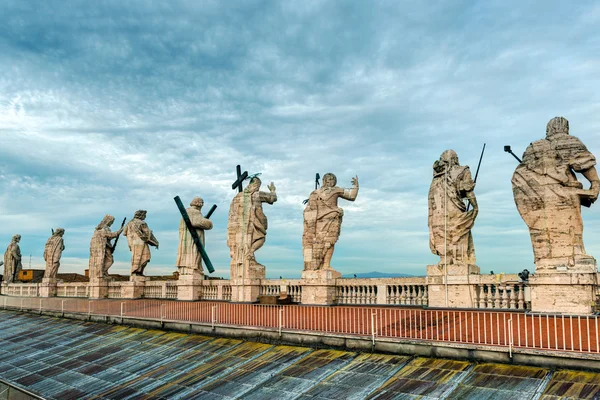 Statyer på taket av katedralen i st. peter i Rom — Stockfoto