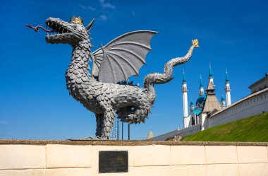 Kazan, Rusya - 16 Haziran 2021: Ejderha Zilant heykeli, Rusya, Tataristan 'daki Kremlin duvarlarında Kazan şehrinin sembolü. Kremlin, Kazan 'ın bir numaralı turistik ilgi odağı. Manzara, seyahat ve dönüm noktası kavramı.
