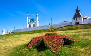 Yazın Kazan Kremlin, Tataristan, Rusya. Kazan 'ın bir numaralı turistik ilgi odağı. Mavi gökyüzünün altında beyaz duvar ve cami manzarası. Eski Kazan şehir merkezinde tarihi mimarinin manzarası.