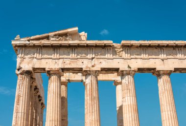 Akropolis, Atina, Yunanistan 'daki Antik Yunan tapınağı Parthenon. Atina 'nın en önemli simgesidir. Gökyüzü arka planında klasik binanın kalıntıları. Atina 'nın geçmiş uygarlık, zaman ve tarihi kavramı.