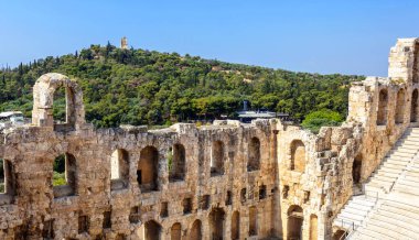 Acropolis, Atina, Yunanistan, Avrupa 'daki Herodes Atticus' un Odeonu. Bu antik Yunan tiyatrosu, klasik kültür abidesi Atina 'nın ünlü simgesidir. Atina şehir merkezindeki eski harabelerin manzarası. 