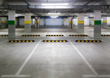 Yeraltı otoparkı, alışveriş merkezinin bodrumundaki otopark manzarası. Arka plan için modern boş otoparkın içinde. Büyük otopark kapalı..