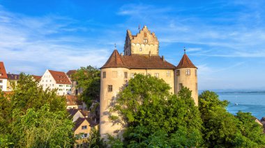 Baden-Wurttemberg 'deki Meersburg Şatosu, Almanya, Avrupa. Meersburg şehrinin ortaçağ simgesidir. Constance Gölü ya da Alman kaleli Bodensee manzarası. Yazın eski şehrin güzel manzarası.