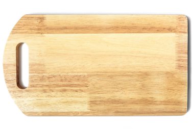 Tahta kesim tahtası beyaz arka planda izole edilmiş. Yapıştırılmış tahtalardan yapılmış yeni kesme tahtasının üst görüntüsü. Ahşap yüzey doğa dokusuyla, yemek pişirmek için ev aletleri.