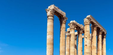 Gökyüzü arka planında Zeus Tapınağı, Atina, Yunanistan. Dev Korint sütunları klasik Yunan binasının kalıntılarıdır. Yazın antik harabelerin panoramik manzarası. Burası Atina 'nın simgesi.. 