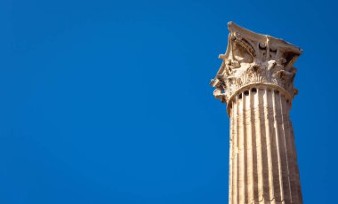 Mavi gökyüzü arka planında Antik Korint sütunu, Atina, Yunanistan. Olympian Zeus 'un eski Tapınağı' nın ayrıntıları ve metin için uzayı kopyalamak. Tarih, Yunan kültürü, zaman ve medeniyet kavramı.