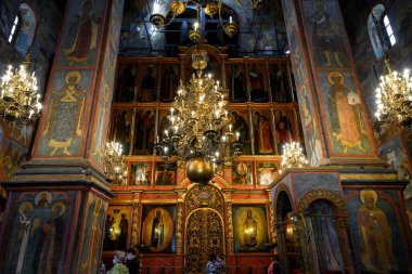 Moskova - 2 Haziran 2021 Moskova Kremlin, Rusya 'daki Başmelek Katedrali. Ortodoks Kilisesi 'nin içi eski fresklerle süslenmiş. Lüks Rus katedralinin içinde, şehir simgesi.. 