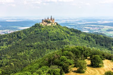 Hohenzollern Kalesi ya da Burg dağın tepesinde, Almanya, Avrupa. Stuttgart civarında bir dönüm noktasıdır. Alman kalesinin manzarası saray gibi. Tarlası ve Gotik kalesi olan Swabian Alpleri manzarası.