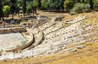 Atina - 8 Mayıs 2018: Akropolis, Atina, Yunanistan 'da Dionysos Tiyatrosu. Atina 'nın ünlü turistik merkezi. Şehir merkezinde antik Yunan harabeleri var. Eski tarih, kültür ve seyahat kavramı.